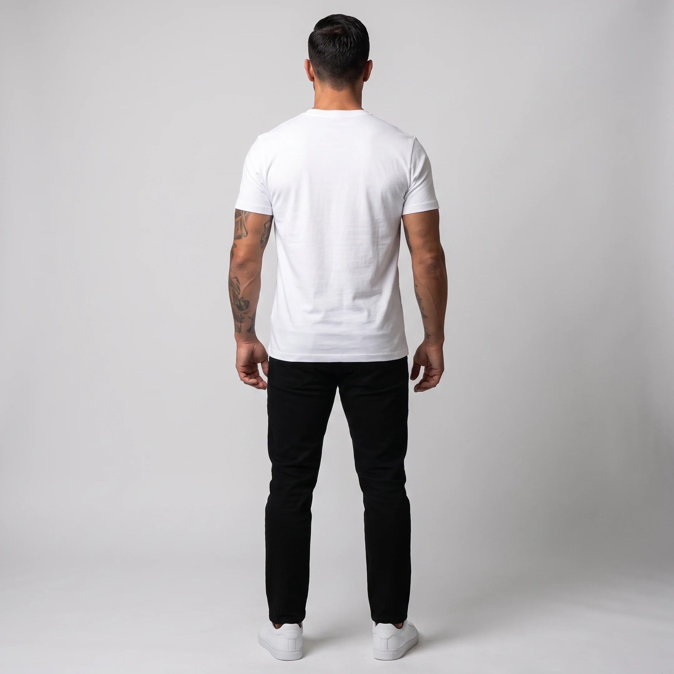 Camiseta Class blanca Knockout Couture en modelo, cuerpo entero de espaldas, espalda lisa sin estampado