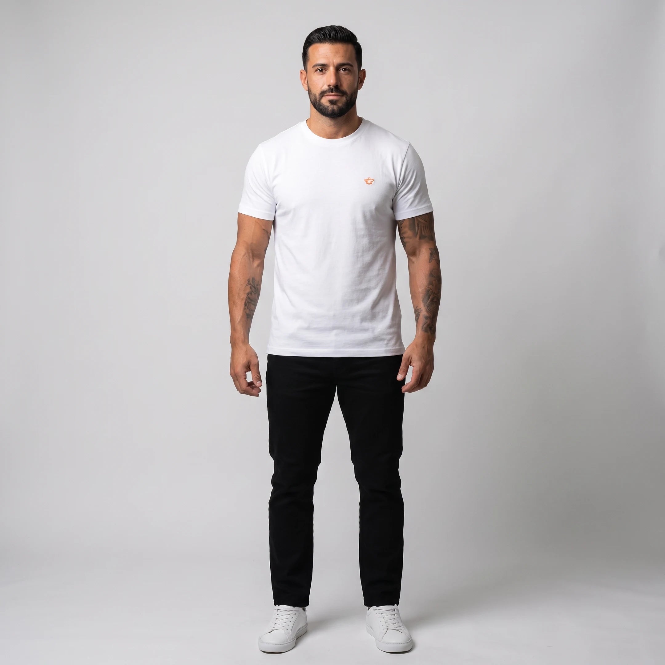 Camiseta Class blanca Knockout Couture en modelo, cuerpo entero de frente — camiseta elegante de algodón orgánico de la marca de Joel Álvarez
