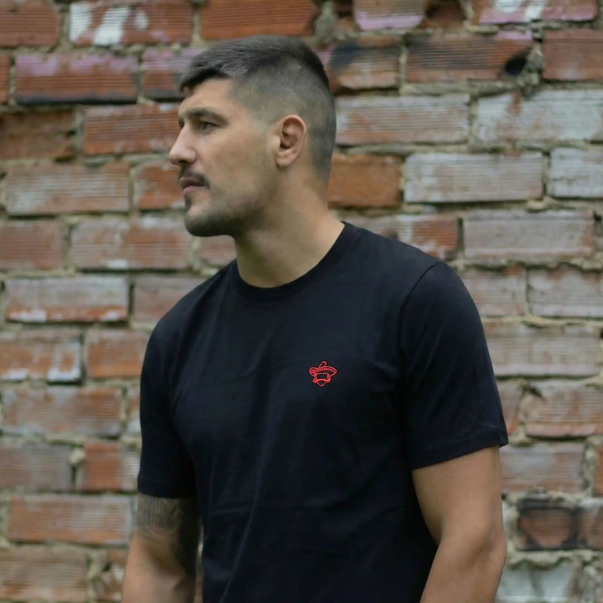 Pack Knockout Class: camiseta Class negra con logo bordado rojo de perfil
