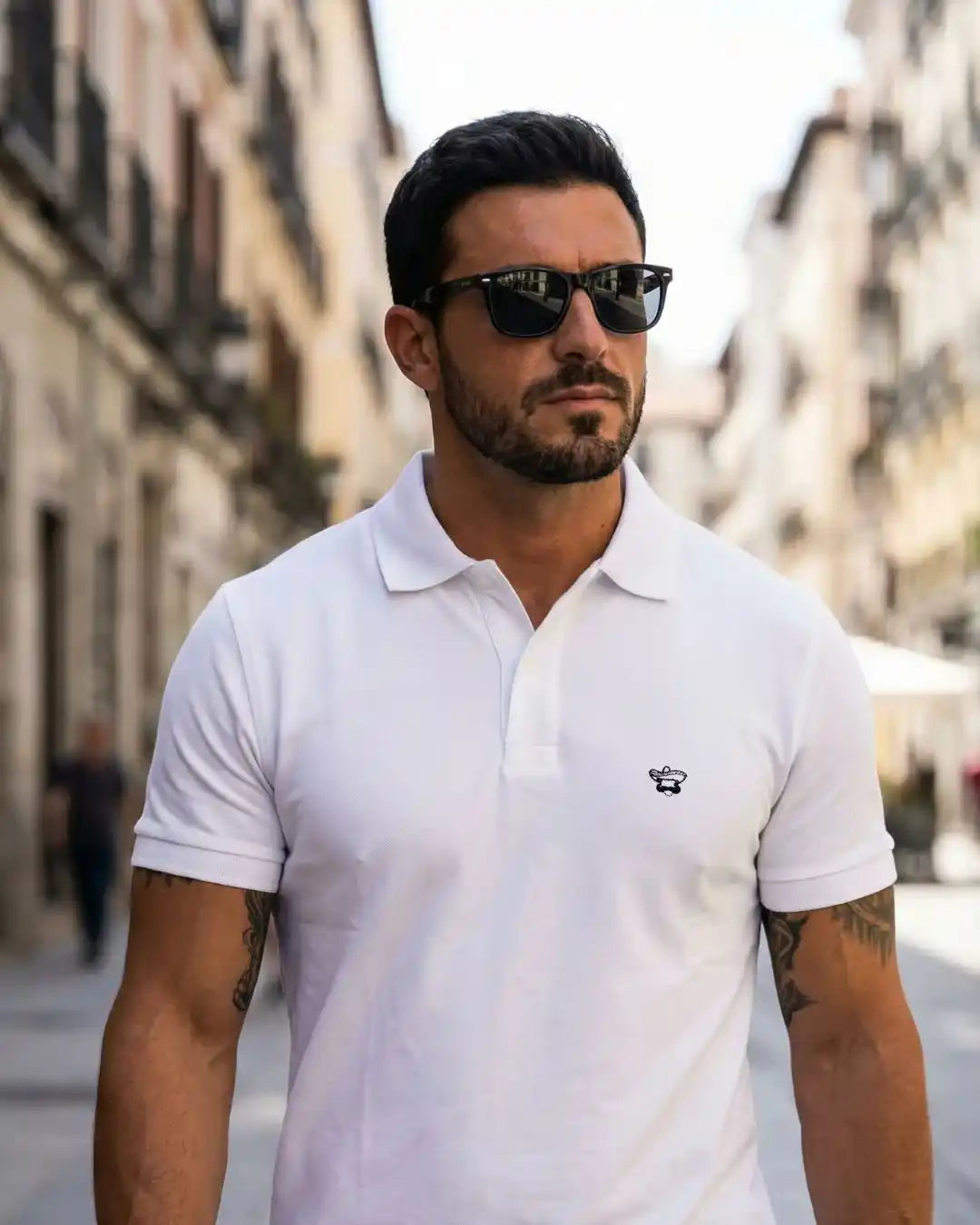 polo elegante blanco