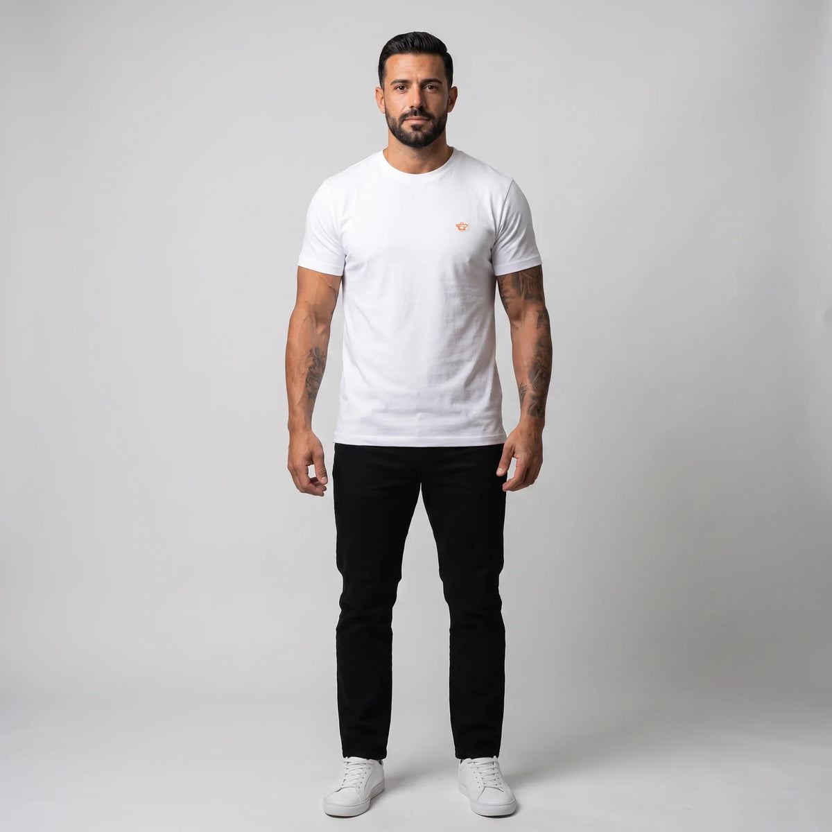 Camiseta Class blanca Knockout Couture en modelo, cuerpo entero de frente, incluida en el pack