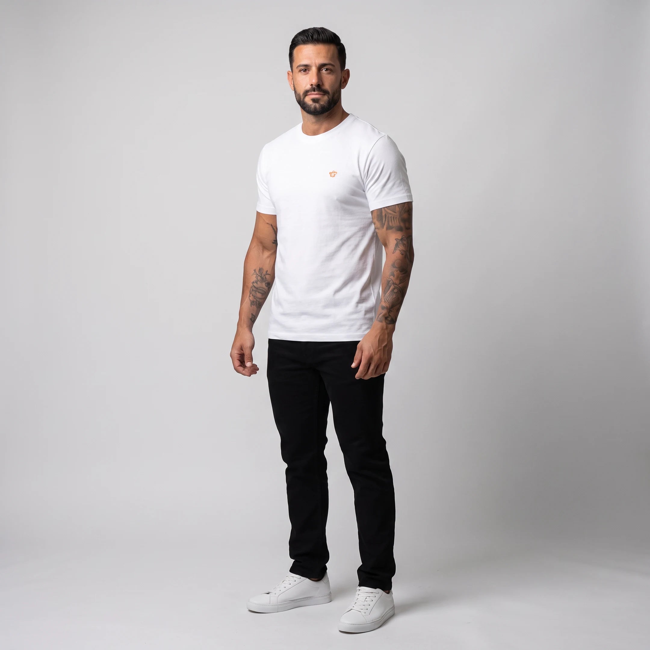 Camiseta Class blanca Knockout Couture en modelo, plano de tres cuartos de cuerpo entero — camiseta de calidad