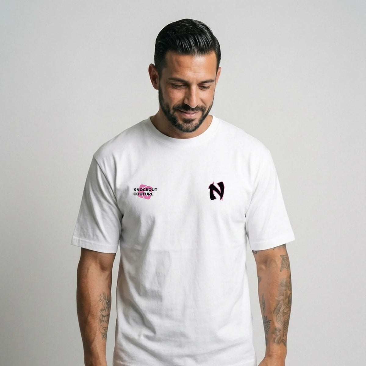 Camiseta oversize blanca Narciso Villaça con logos Knockout Couture y N en el pecho, vista delantera