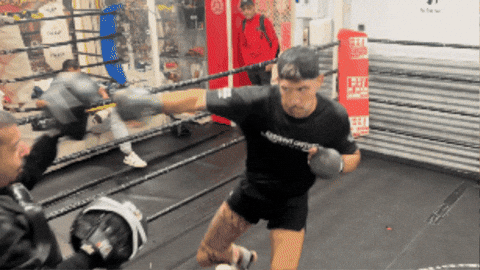 Vídeo de entrenamiento de boxeo con la camiseta negra de entrenamiento Ejército de Pancho Villa 2.0 de Knockout Couture